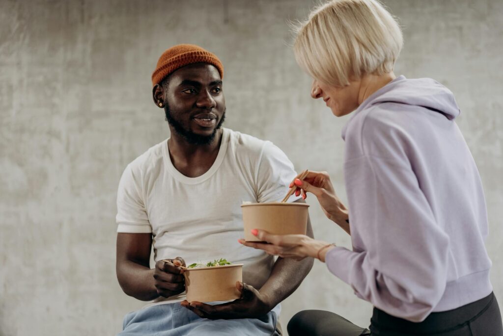 Zwei Freunde beim Mittagessen